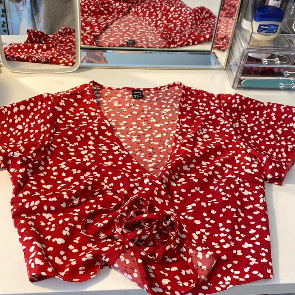 a floral medium length top, size medium